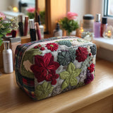 Mechteld - Gewattete Kulturtasche Bestickte Blumen