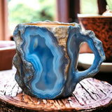 Kaffeetassen mit eingebetteten Mineralkristallen