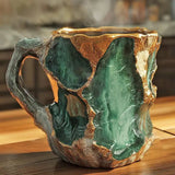 Kaffeetassen mit eingebetteten Mineralkristallen