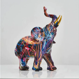 Künstlerische Elefantenskulptur mit Graffiti-Design
